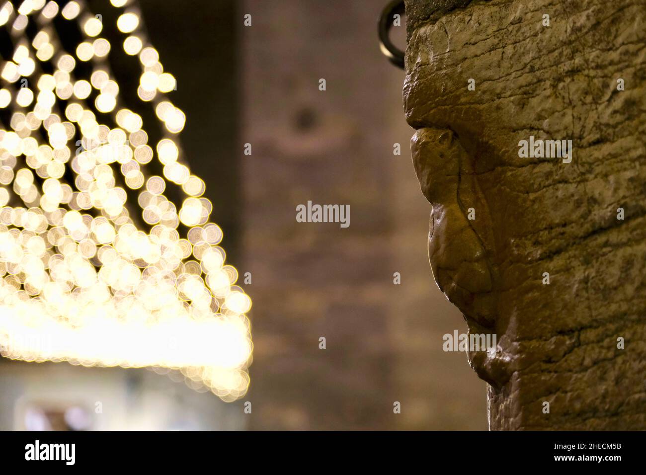 Frankreich, Cote d'Or, Dijon, UNESCO-Weltkulturerbe, Weihnachtsbeleuchtung, Rue de la Chouette, Kirche Notre Dame, Statue der Eule, Emblem der Stadt Stockfoto