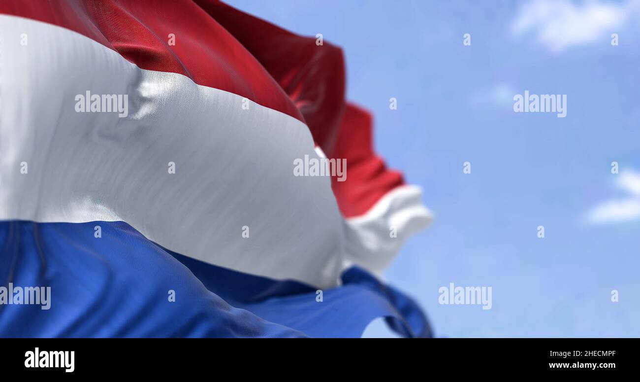 Detail der Nationalflagge der Niederlande, die an einem klaren Tag im Wind winkt. Demokratie und Politik. Europäisches Land. Selektiver Fokus. Stockfoto