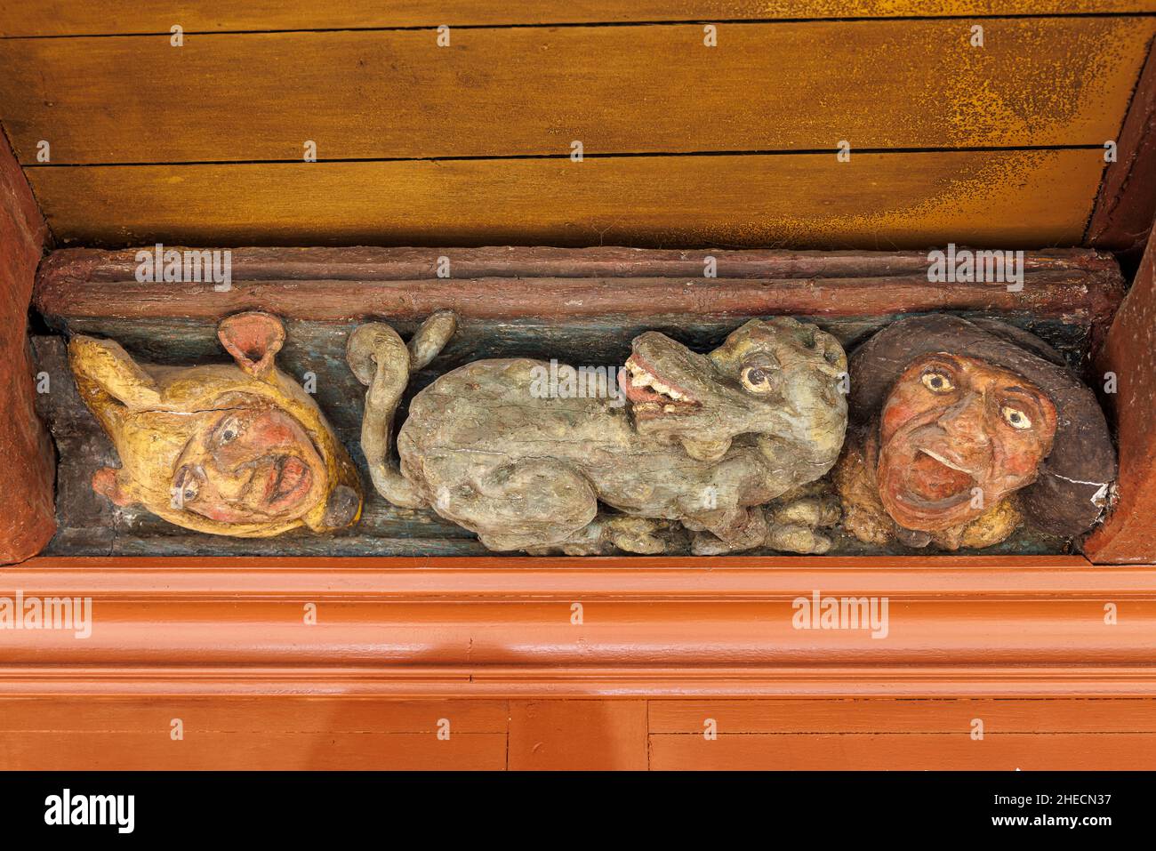 Frankreich, Finistere, St Renan, alter Marktplatz, Haus Holzskulptur Stockfoto