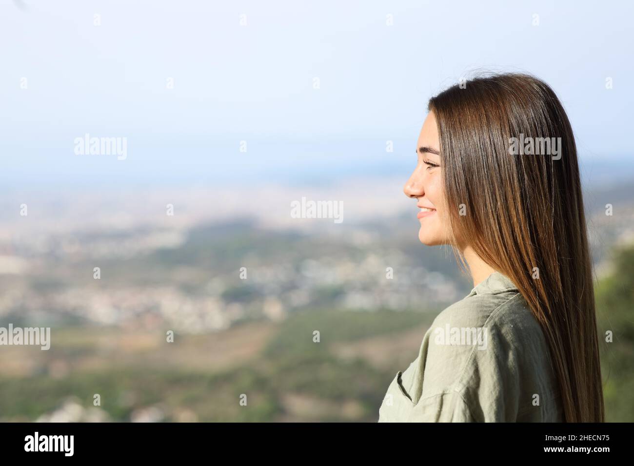 Seitenansicht porrtait von einem glücklichen Teenager Kontemplation Ansichten stehen im Freien Stockfoto