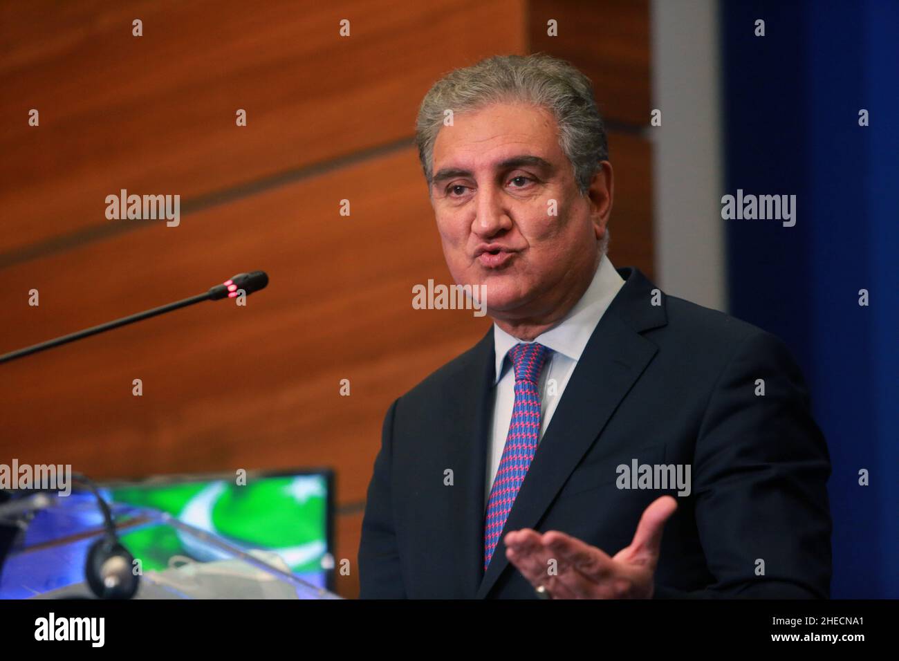 BUKAREST, RUMÄNIEN, 10. Januar 2022: Pakistans Außenminister Shah Mahmood Qureshi spricht während der Pressekonferenz in Bukarest. Stockfoto