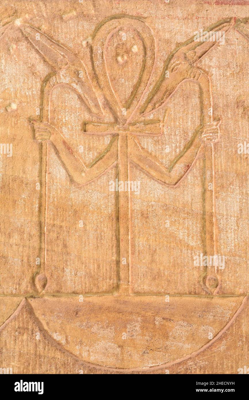 Ägypten, Oberägypten, Niltal, Edfu, Tempel des Horus, bas-Relief mit dem Kreuz des Lebens (ankh-Kreuz) in Hieroglyphe Stockfoto