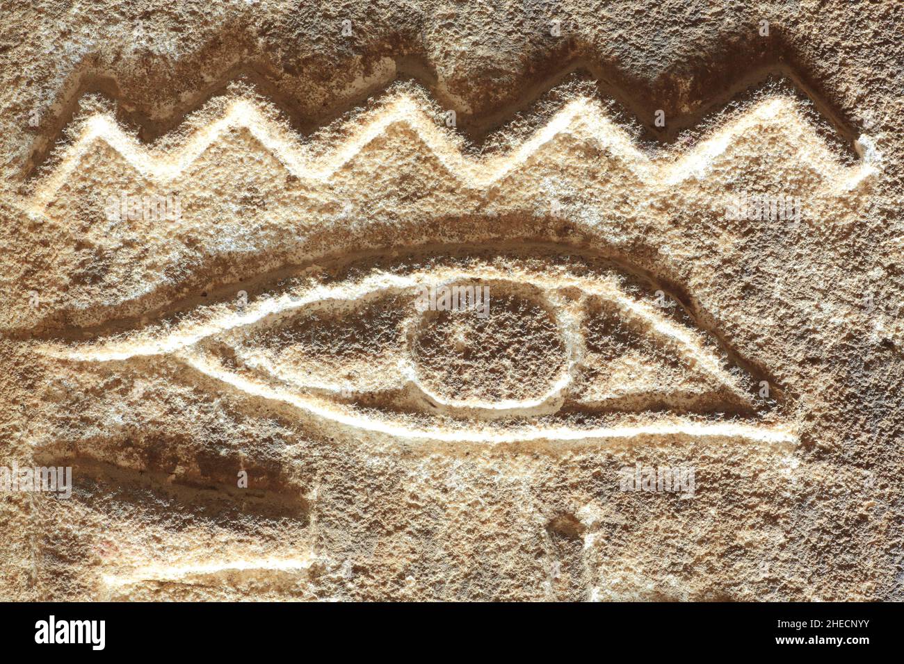 Ägypten, Oberägypten, Niltal, Edfu, Tempel des Horus, bas-Relief mit dem Auge des Horus (Oudjat-Auge) Stockfoto
