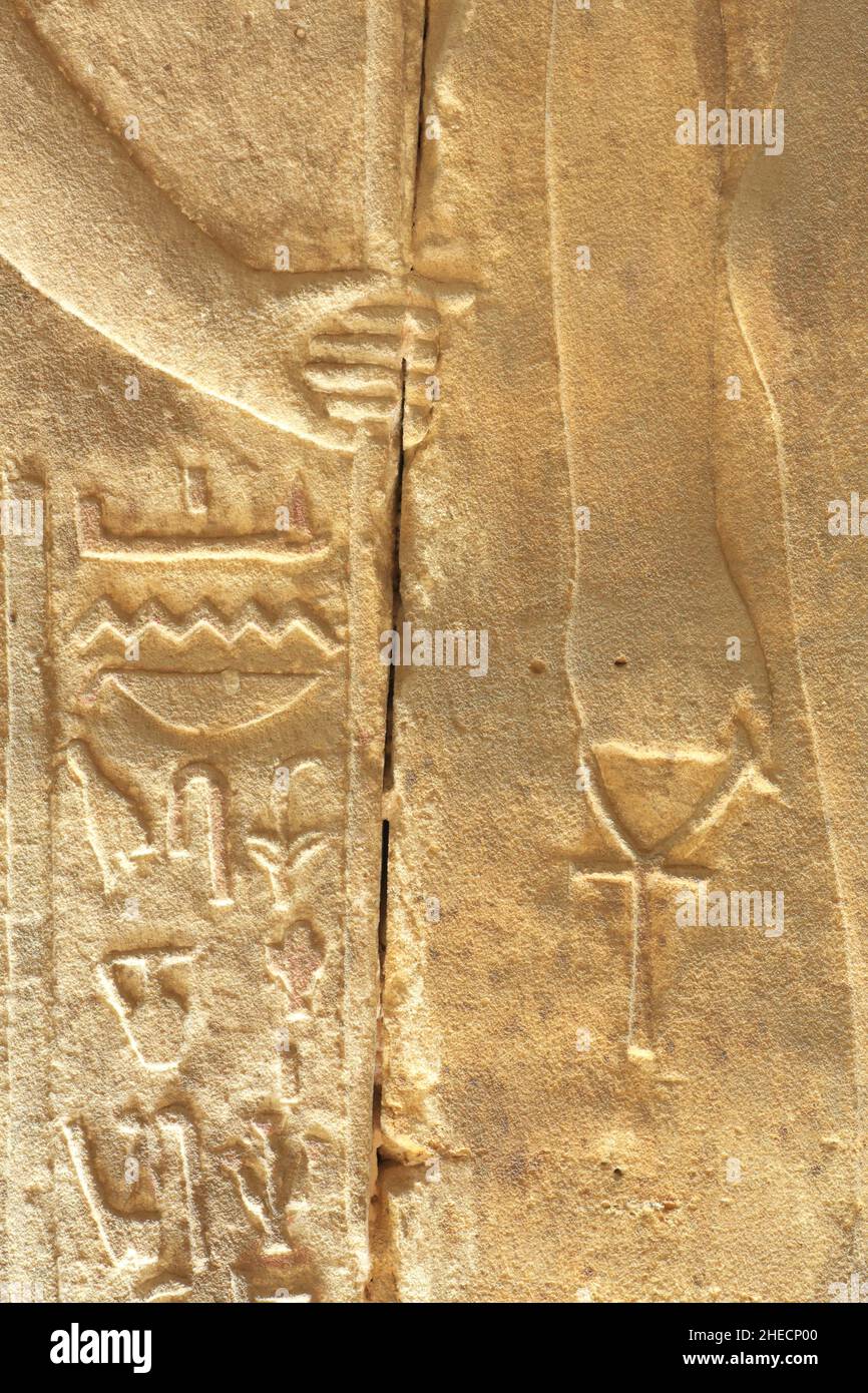 Ägypten, Oberägypten, Niltal, Edfu, Tempel des Horus, bas-Relief mit dem Kreuz des Lebens (ankh-Kreuz) und Hieroglyphen Stockfoto