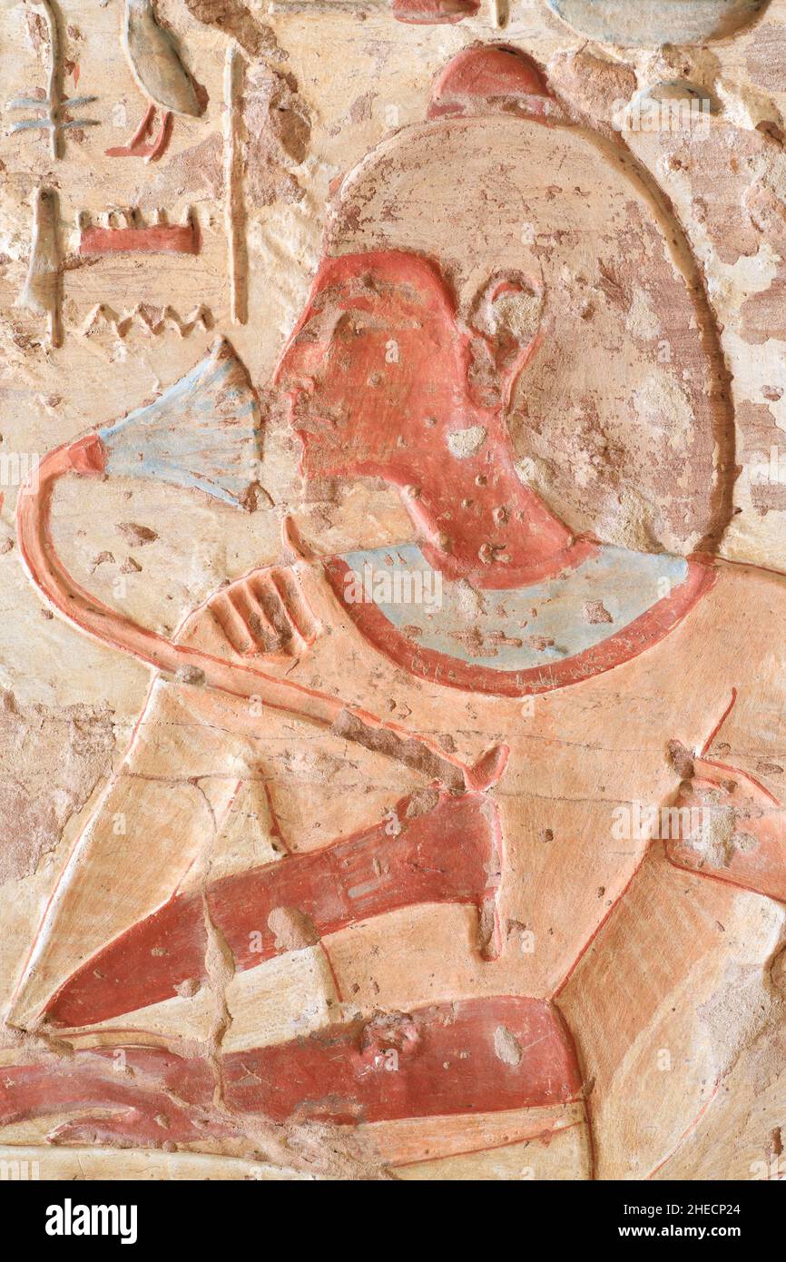 Ägypten, Oberägypten, Niltal, El Kab, Felsgrab des Hohenpriesters Setaou, Setaou riecht eine Lotusblume Stockfoto