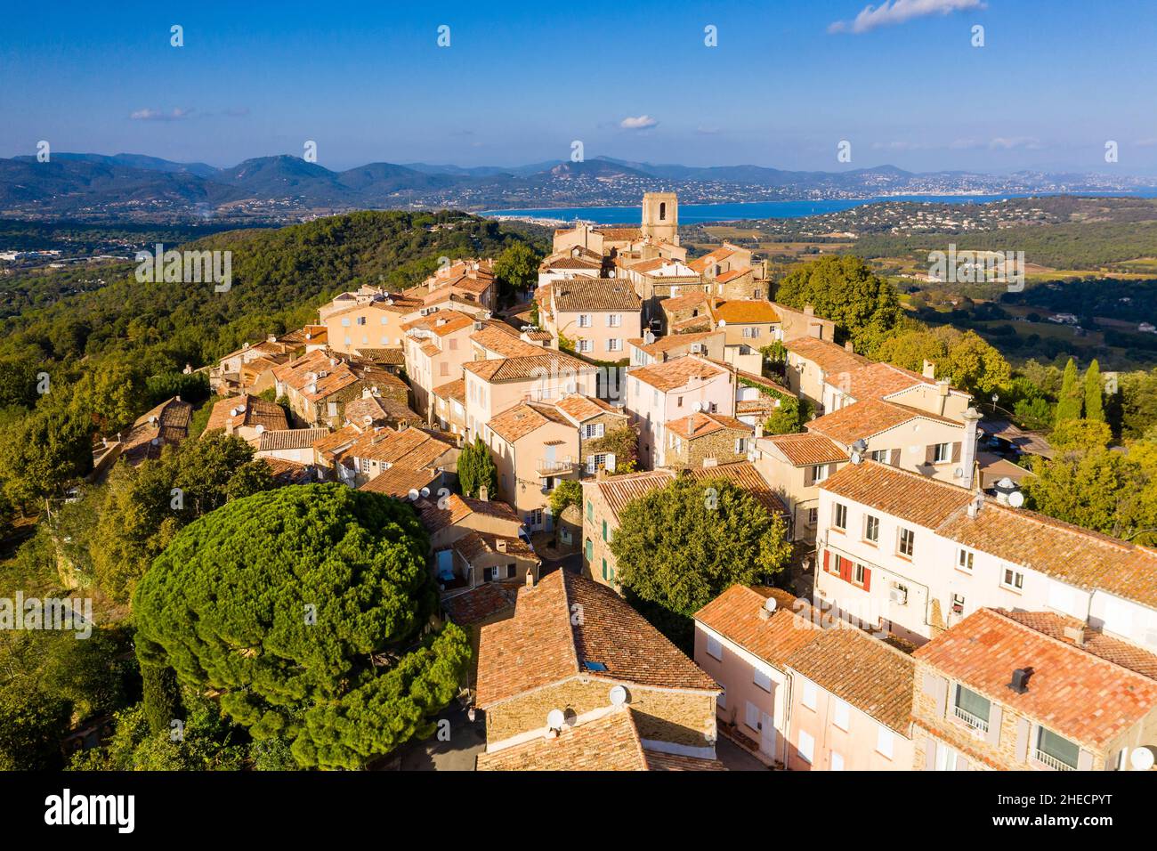 Frankreich, Var, Golf von Saint Tropez, Gassin, beschriftet Les Plus Beaux Villages de France (die schönsten Dörfer Frankreichs), allgemeine Ansicht des Vil Stockfoto