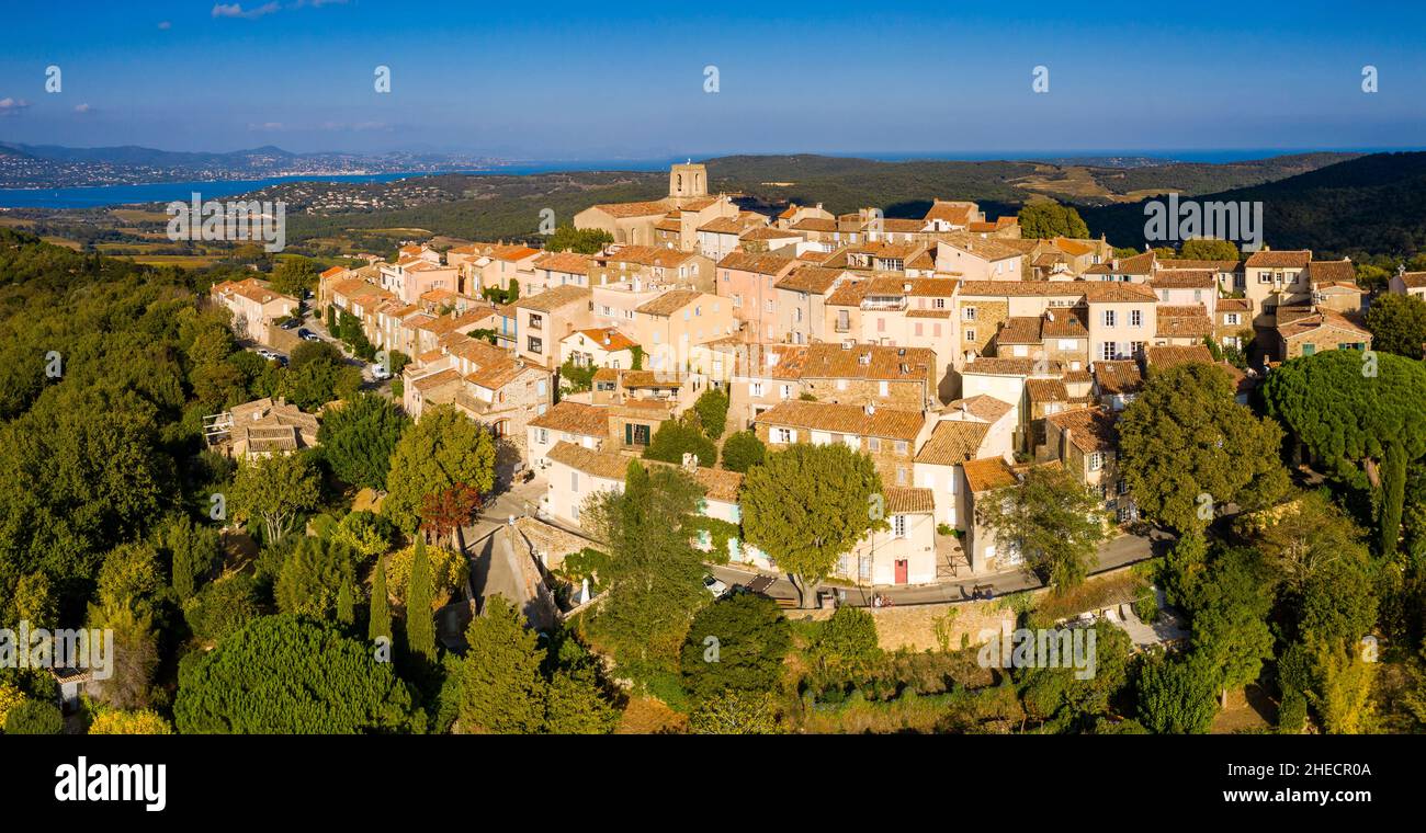 Frankreich, Var, Golf von Saint Tropez, Gassin, beschriftet Les Plus Beaux Villages de France (die schönsten Dörfer Frankreichs), allgemeine Ansicht des Vil Stockfoto