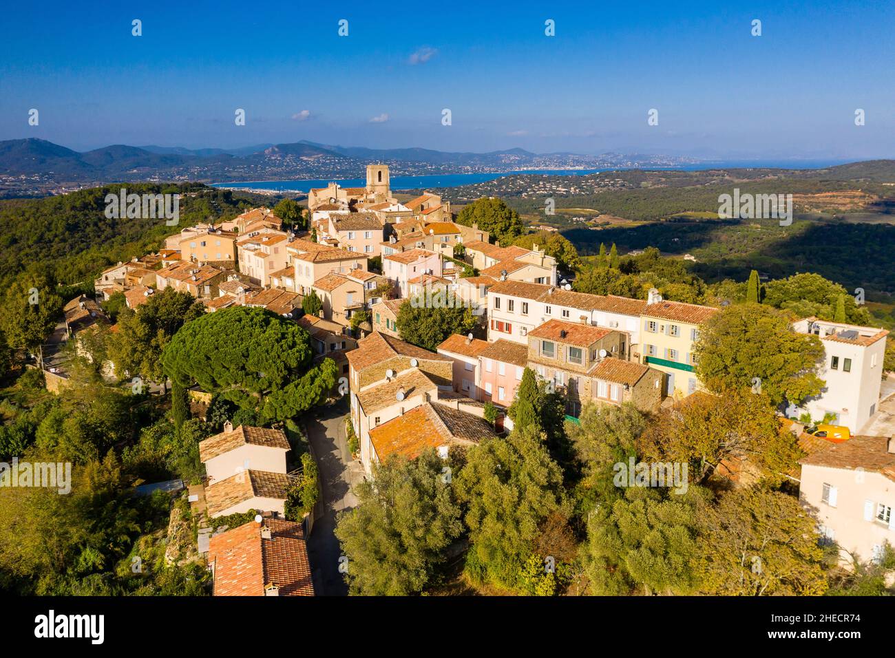 Frankreich, Var, Golf von Saint Tropez, Gassin, beschriftet Les Plus Beaux Villages de France (die schönsten Dörfer Frankreichs), allgemeine Ansicht des Vil Stockfoto