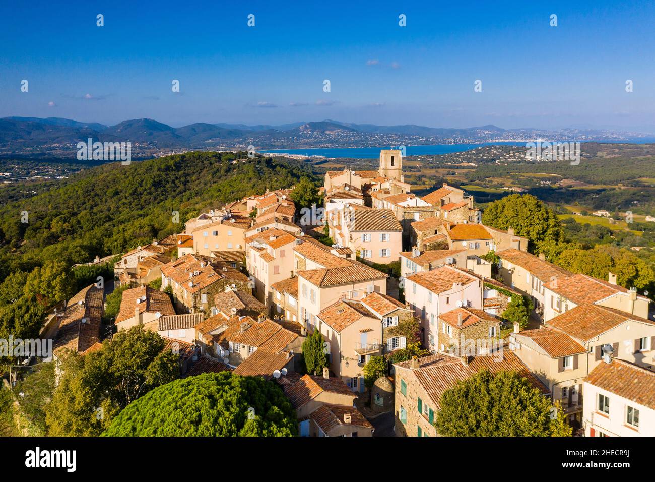 Frankreich, Var, Golf von Saint Tropez, Gassin, beschriftet Les Plus Beaux Villages de France (die schönsten Dörfer Frankreichs), allgemeine Ansicht des Vil Stockfoto