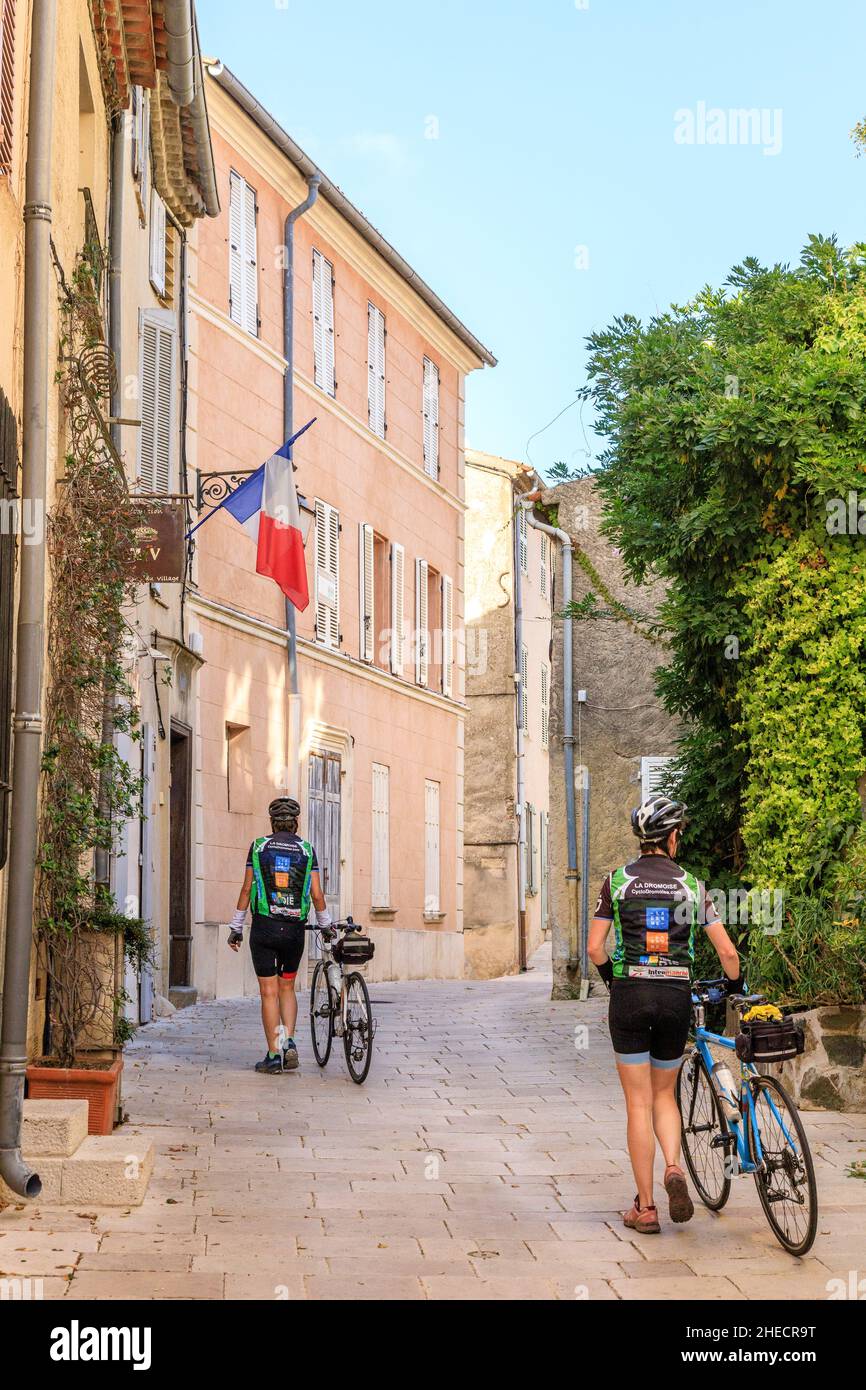 Frankreich, Var, Golf von Saint Tropez, Gassin, beschriftet Les Plus Beaux Villages de France (die schönsten Dörfer Frankreichs), Gasse im Dorf wi Stockfoto