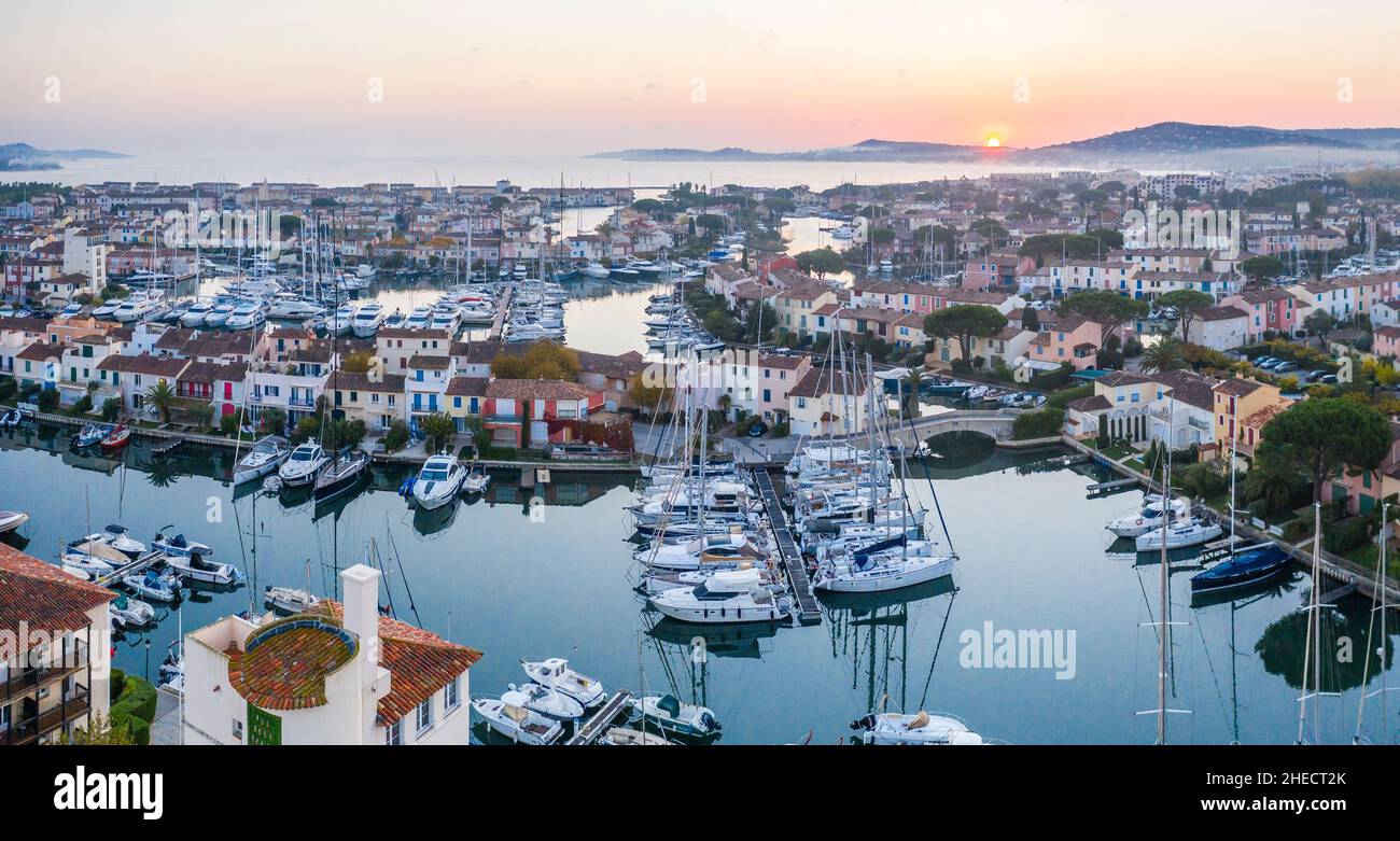 Frankreich, Var, Golf von Saint Tropez, Grimaud, Port Grimaud, lakustrische Stadt, entworfen vom französischen Architekten François Spoerry, der Yachthafen (Luftaufnahme) Stockfoto
