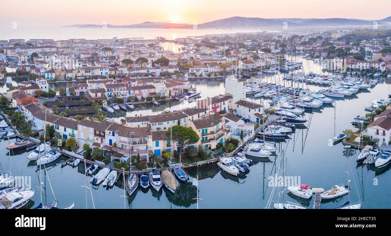 Frankreich, Var, Golf von Saint Tropez, Grimaud, Port Grimaud, lakustrische Stadt, entworfen vom französischen Architekten François Spoerry, der Yachthafen (Luftaufnahme) Stockfoto