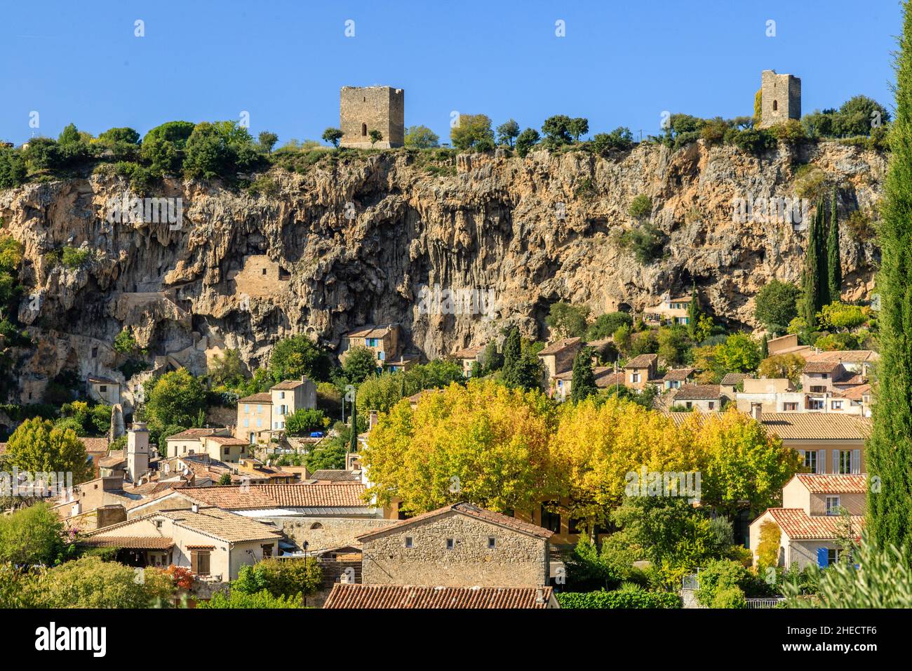 Frankreich, Var, Cotignac, das Dorf mit den Höhlen überragt von den zwei Türmen Überreste der Feudalburg // Frankreich, Var (83), Cotignac, Dorf avec Stockfoto