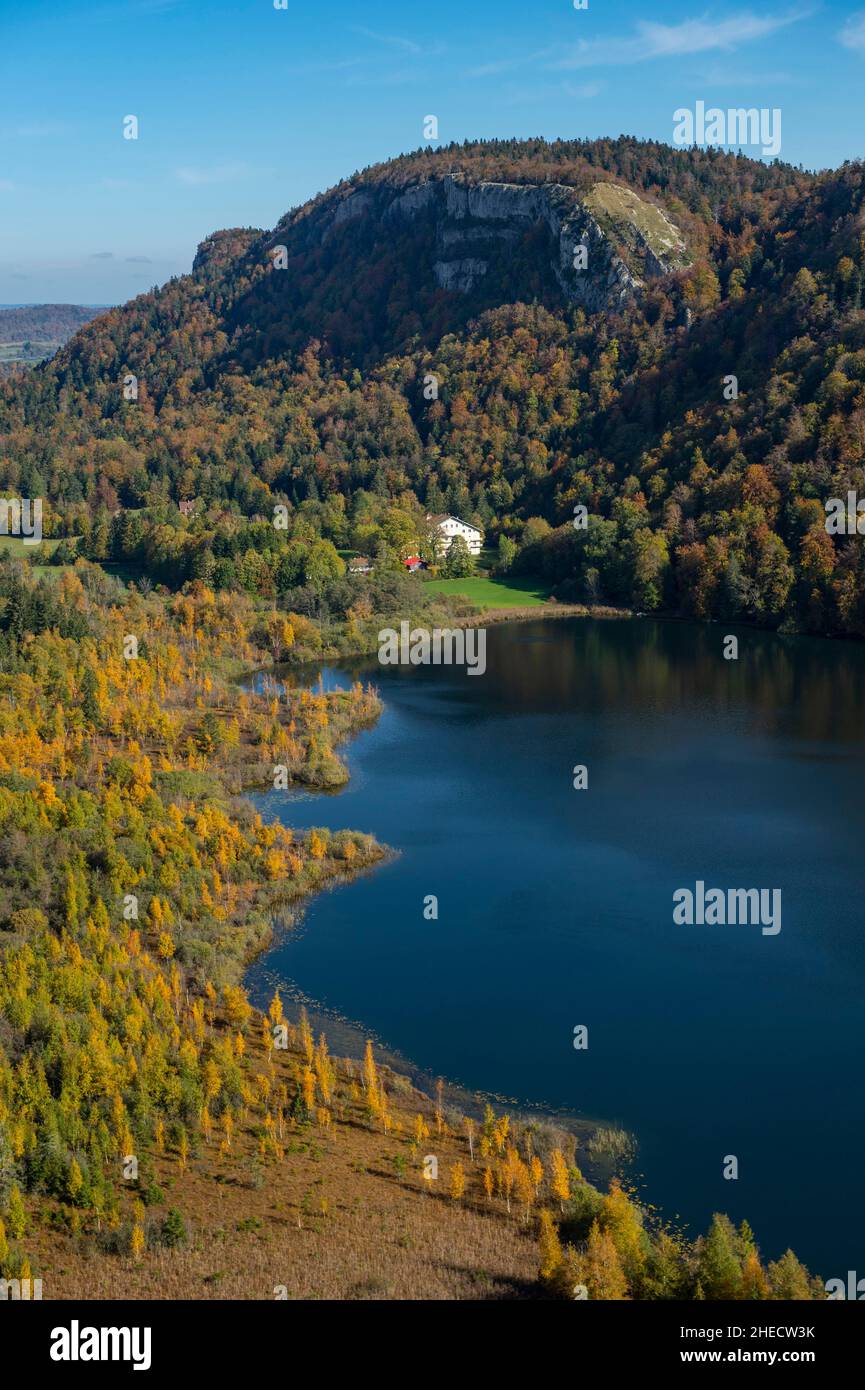 Frankreich, Jura, Bonlieu, Haut Jura regionaler Naturpark, der See mit Herbstfarben vom belvedere de la Ronde aus gesehen Stockfoto