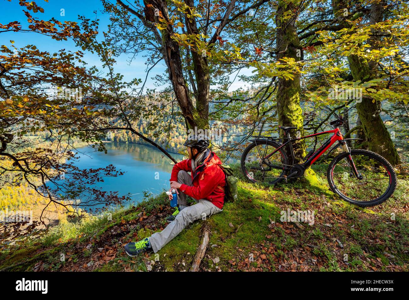 Frankreich, Jura, Bonlieu, Haut Jura regionaler Naturpark, der See mit herbstlichen Farben vom belvedere de la Ronde aus und Mountainbiker Stockfoto