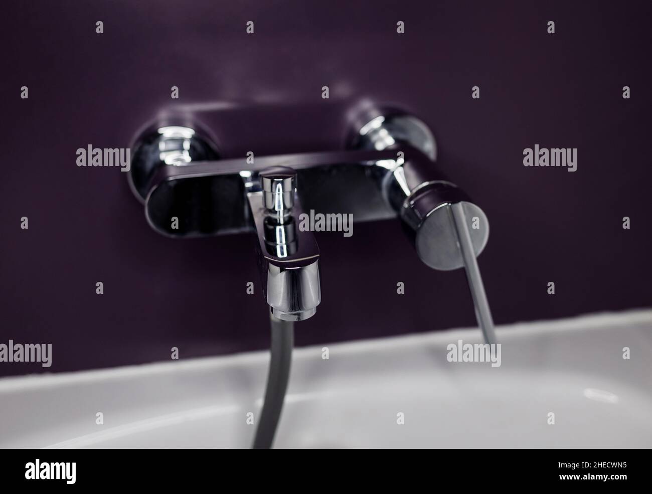 Moderne Badezimmerarmaturen - silberner Stahlhahn. chrom Stockfoto