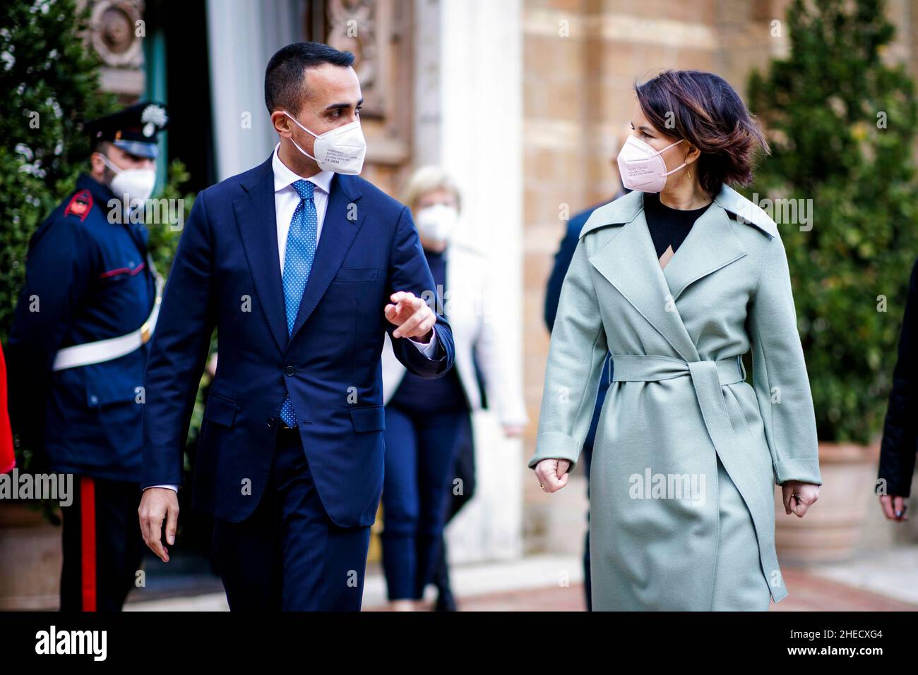 Rom, Italien. 10th Januar 2022. Die Bundesaußenministerin Annalena Baerbock (R) hat nach dem gemeinsamen Gespräch mit dem Außenminister der Italienischen Republik, Luigi Di Maio, im Gästehaus der italienischen Regierung, Villa Madama, aufgezeichnet. Rom, 01/10/2022. Copyright: Janine Schwithz/photothek.de Credit: dpa/Alamy Live News Stockfoto