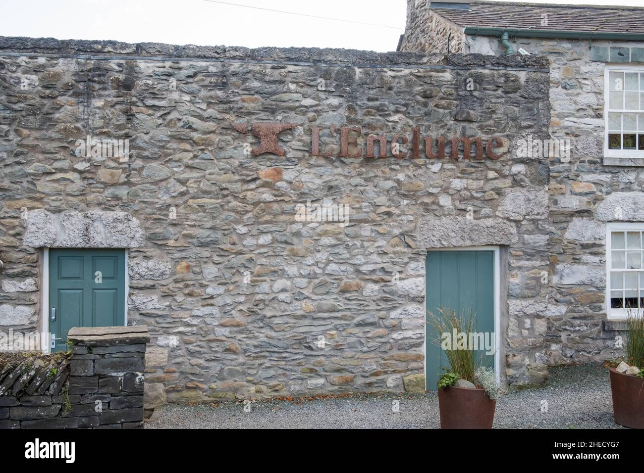 L'Enclume, das kürzlich in Cartmel, Lake District, Cumbria, Großbritannien, einen dritten Michelin-Stern erhielt Stockfoto