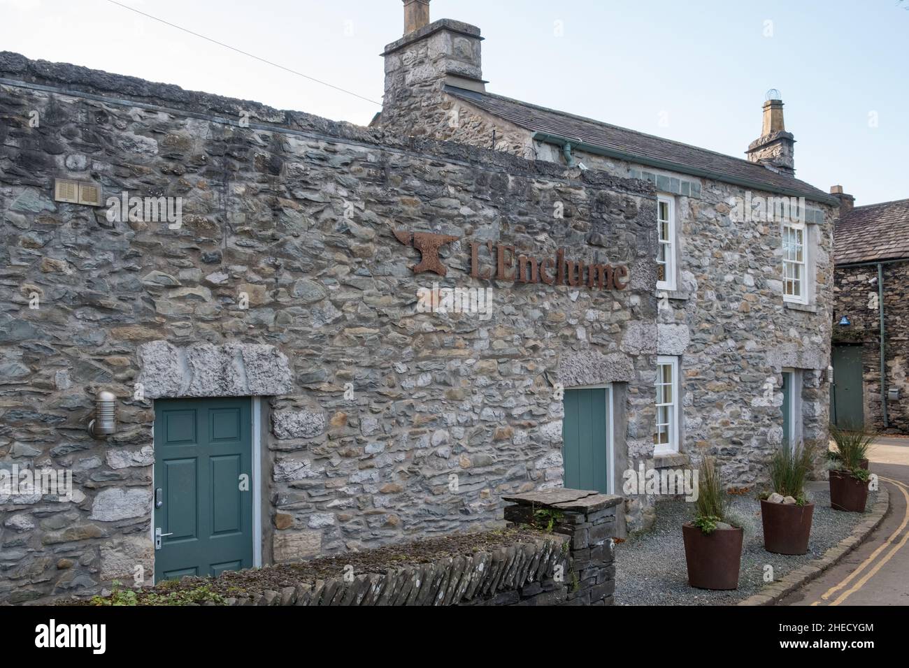 L'Enclume, das kürzlich in Cartmel, Lake District, Cumbria, Großbritannien, einen dritten Michelin-Stern erhielt Stockfoto