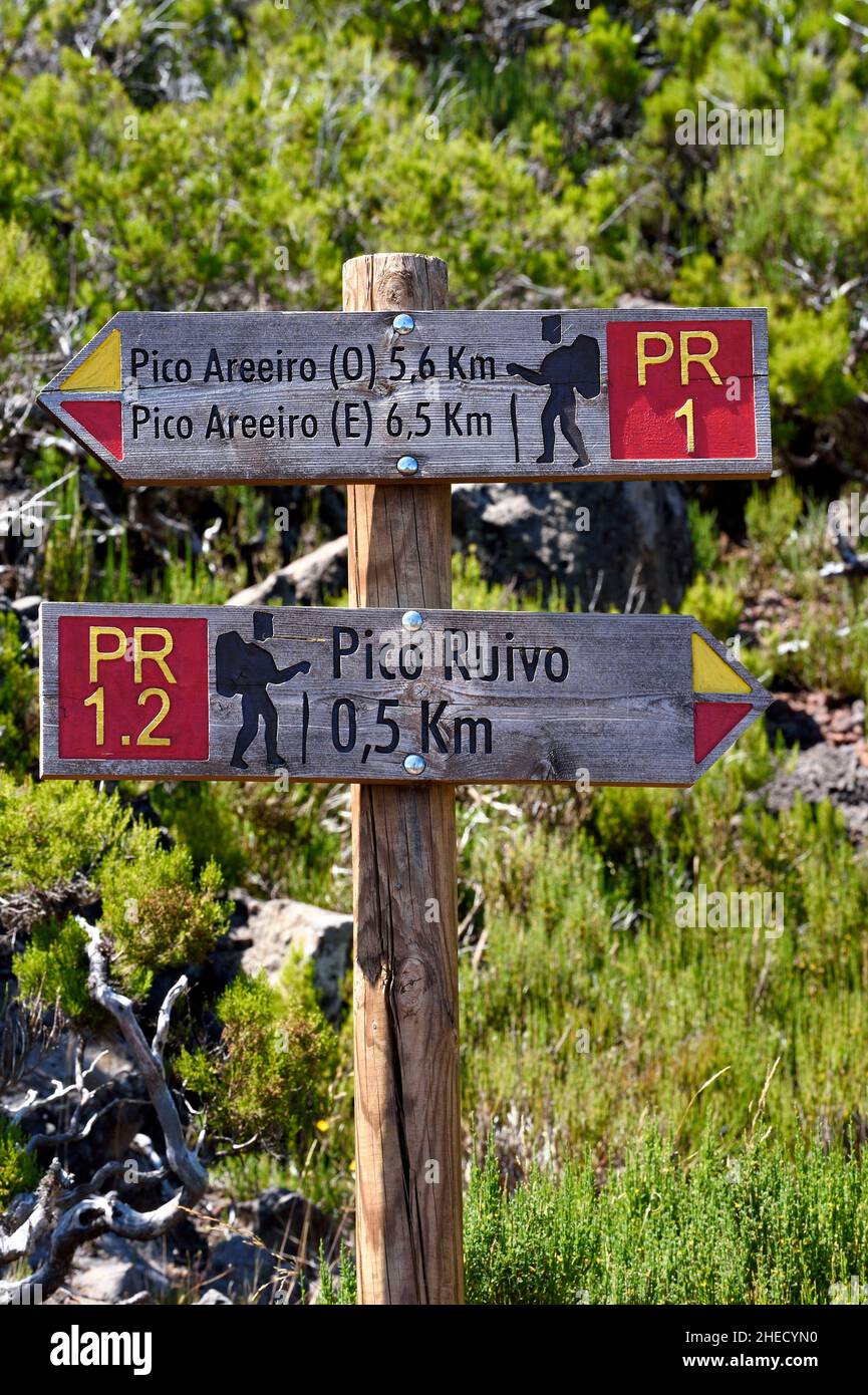 Portugal, Madeira Island, Vereda do Areeiro Wanderung zwischen Pico Ruivo (1862m) und Pico Arieiro (1817m), Wegweiser für Wanderungen Stockfoto