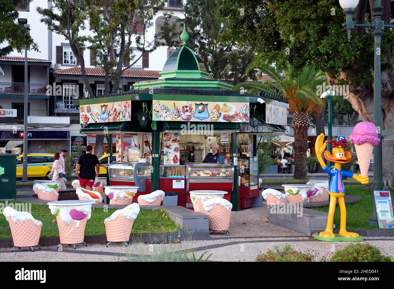Portugal, Madeira Island, Funchal, Eismaschine Terrasse am Meer Stockfoto