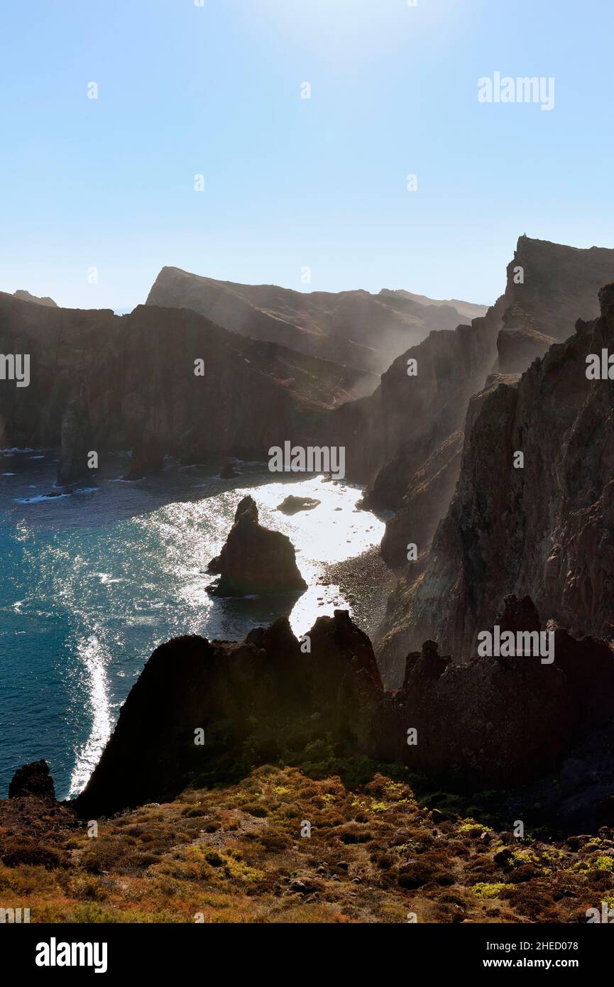 Portugal, Insel Madeira, Wanderung im Naturschutzgebiet Ponta de Sao Louren?o im äußersten Osten der Insel, die Klippen von Ponta do rosto vom Miradouro da Luna aus gesehen Stockfoto