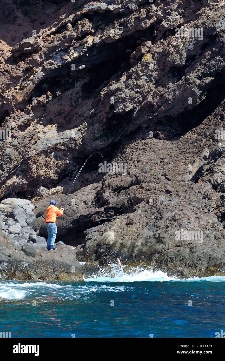 Portugal, Insel Madeira, Wanderung im Naturschutzgebiet Ponta de Sao Louren?o im äußersten Osten der Insel, Angler, der gerade einen Fisch gefangen hat Stockfoto