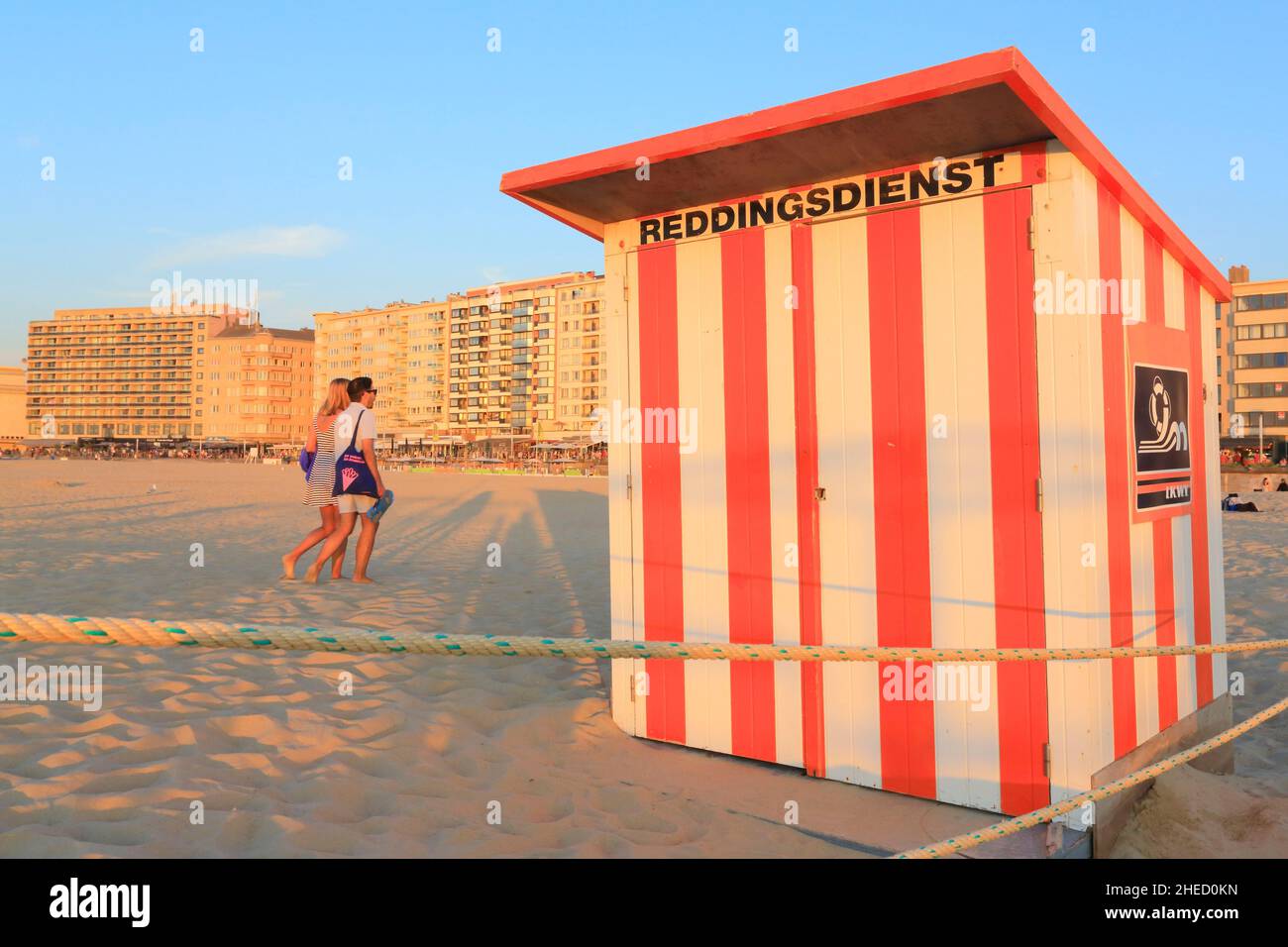 Belgien, Westflandern, Ostende, Strandhütte mit der Strandpromenade im Hintergrund Stockfoto