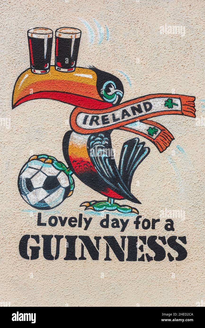 Irland, County Galway, Galway, Connemara, bemalte Werbung für das Guinness-Bier, Tukan mit einem Bier und Fußball Stockfoto