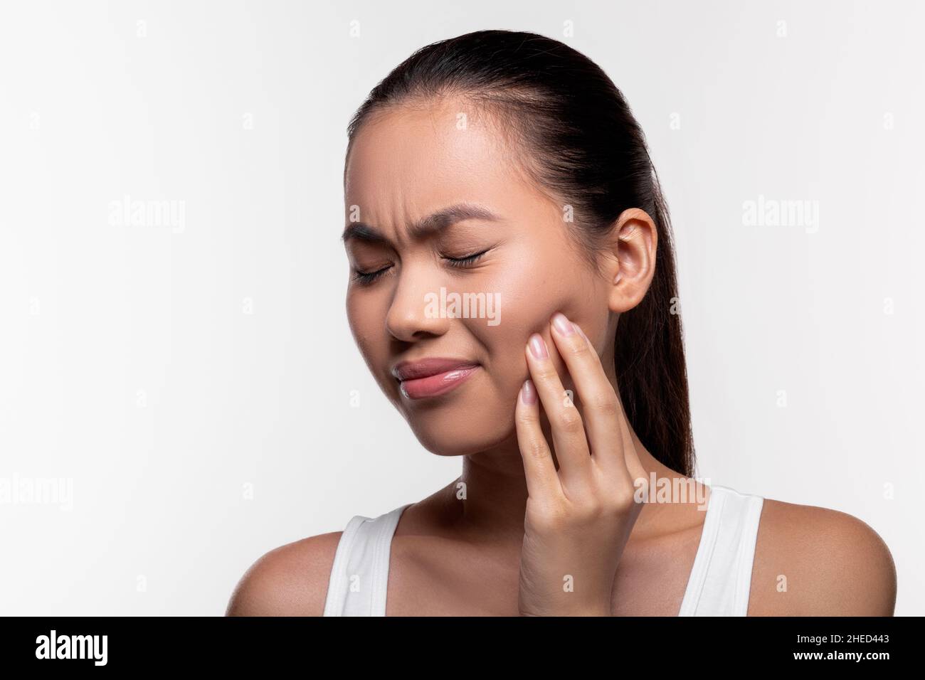 Traurige koreanische Dame erlebt starke Weisheit Zahnschmerzen Stockfoto