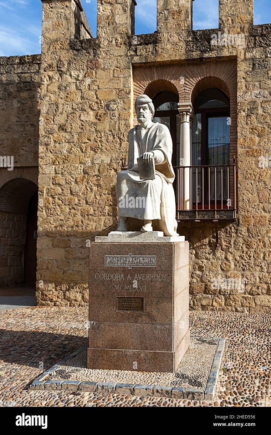 CORDOBA ANDALUCIA SPANIEN DIE STADTMAUER CALLE CAIRUAN MIT STATUE VON AVERROES ODER IBN RUSHD Stockfoto