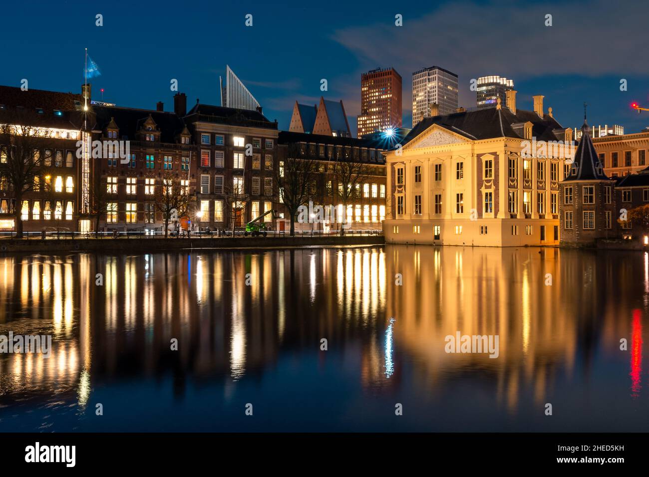 Den Haag, Blick auf den Binnenhof über den hofvijver - Niederlande Stockfoto