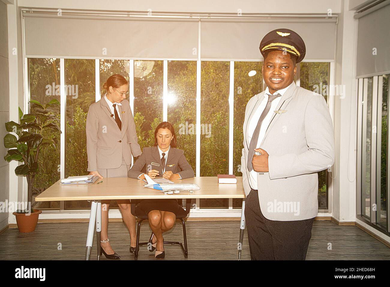Ein Flugbegleiter posiert an seinem eigenen Arbeitsplatz. Business Aviation Konzept. Stockfoto
