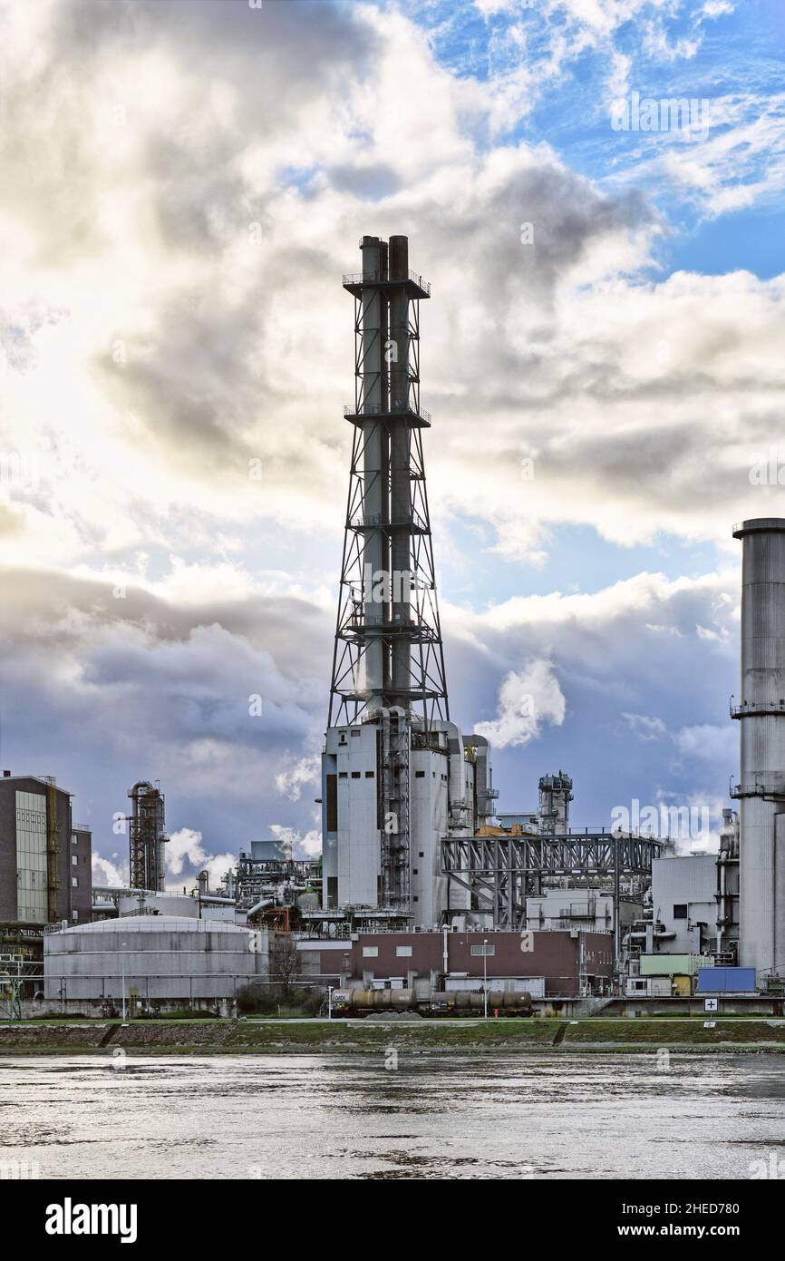 Ludwigshafen, Deutschland - Januar 2022: Turm bei Fabric der BASF SE, einem deutschen multinationalen Chemiekonzern und größten Chemieproduzenten der Welt Stockfoto