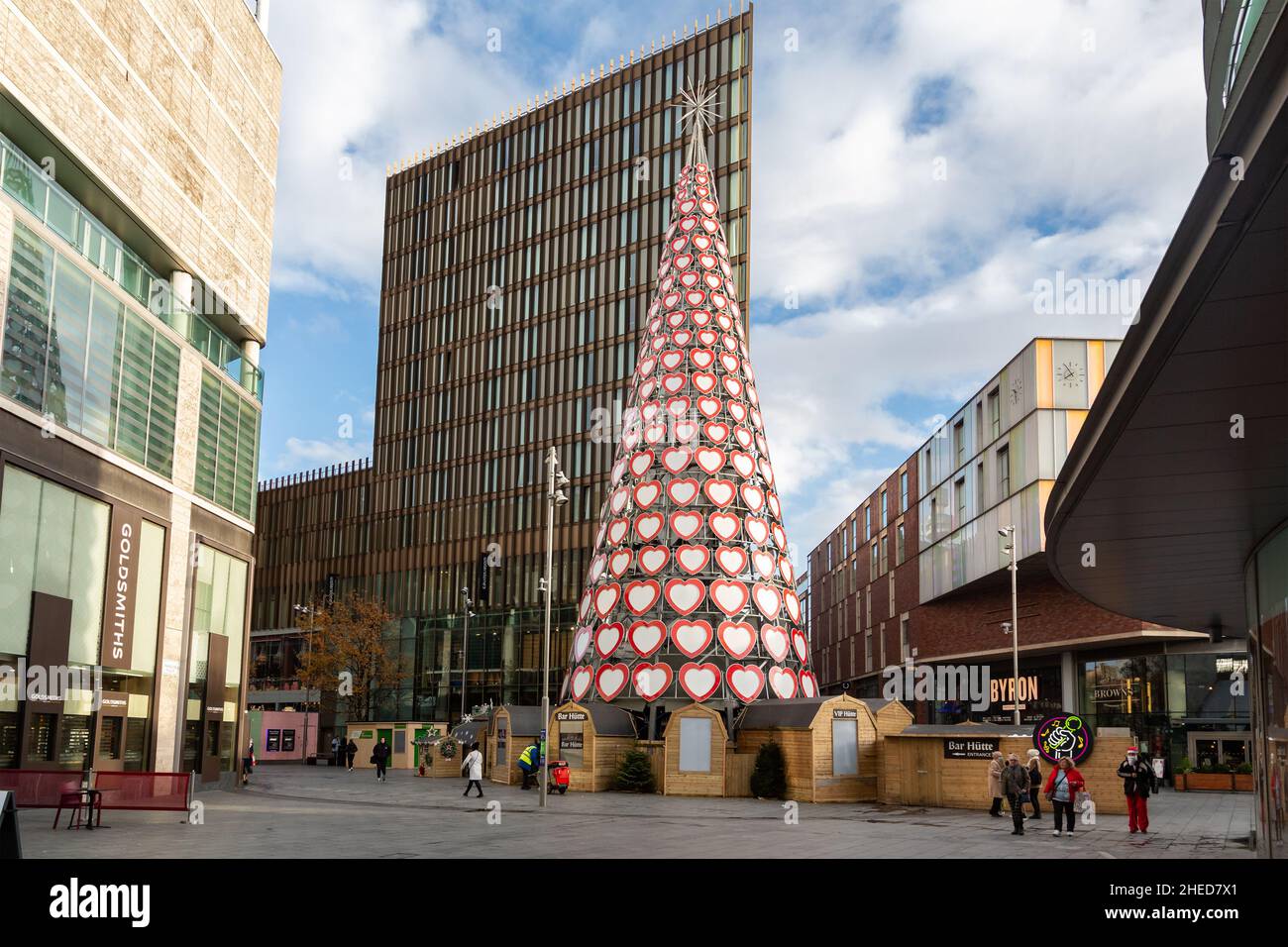 Liverpool, Großbritannien: Riesiger Weihnachtsbaum und Bar Hutte Apres Ski-Bar, Stadtzentrum. Stockfoto