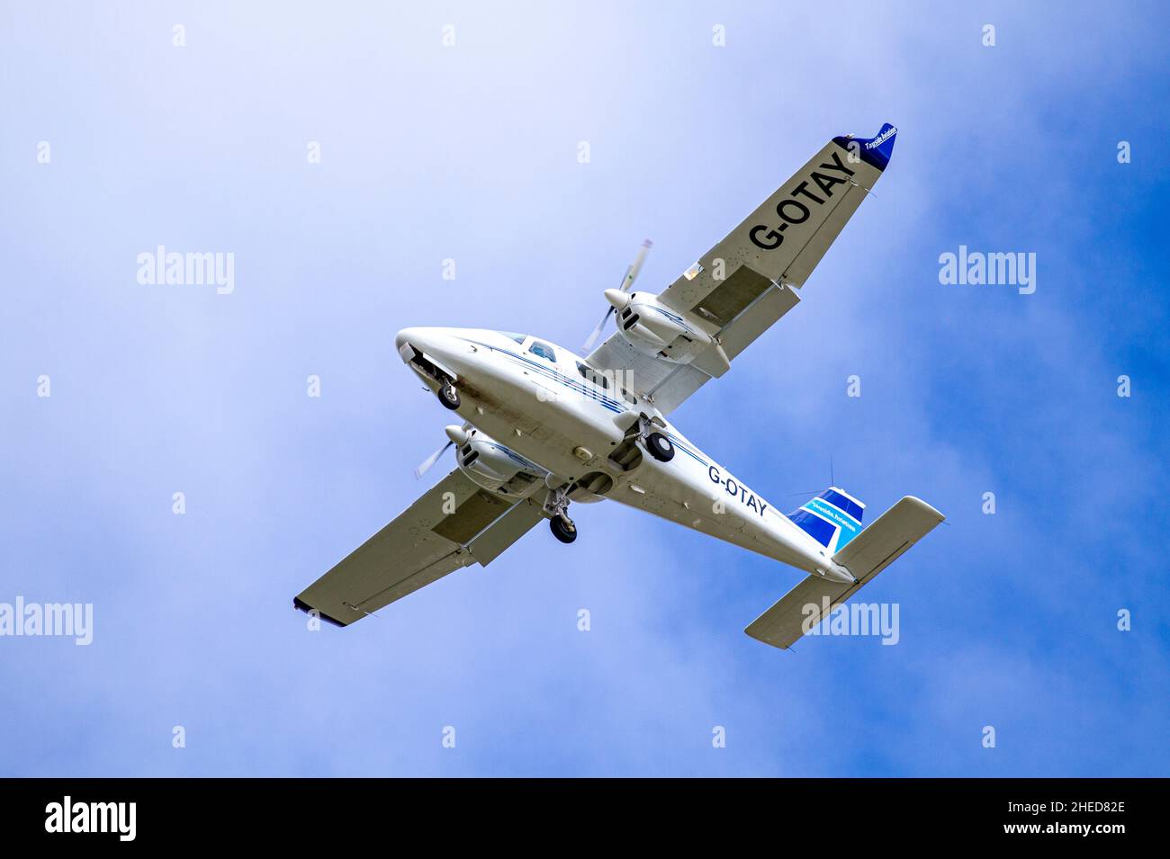 Das italienische zweimotorige Hochflügelflugzeug G-OTAY Tecnam P-2006T von Tayside Aviation fliegt über den Kopf und bereitet sich auf die Landung am Dundee Airport in Schottland, Großbritannien, vor Stockfoto