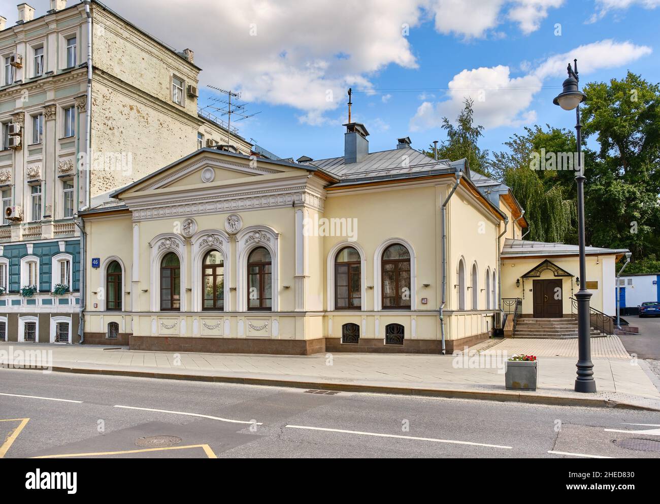 Myasnitskaja Straße, Blick auf das ehemalige Herrenhaus der Suworow, etwa Mitte des 18th. Jahrhunderts, Wahrzeichen: Moskau, Russland - 23. August 2021 Stockfoto
