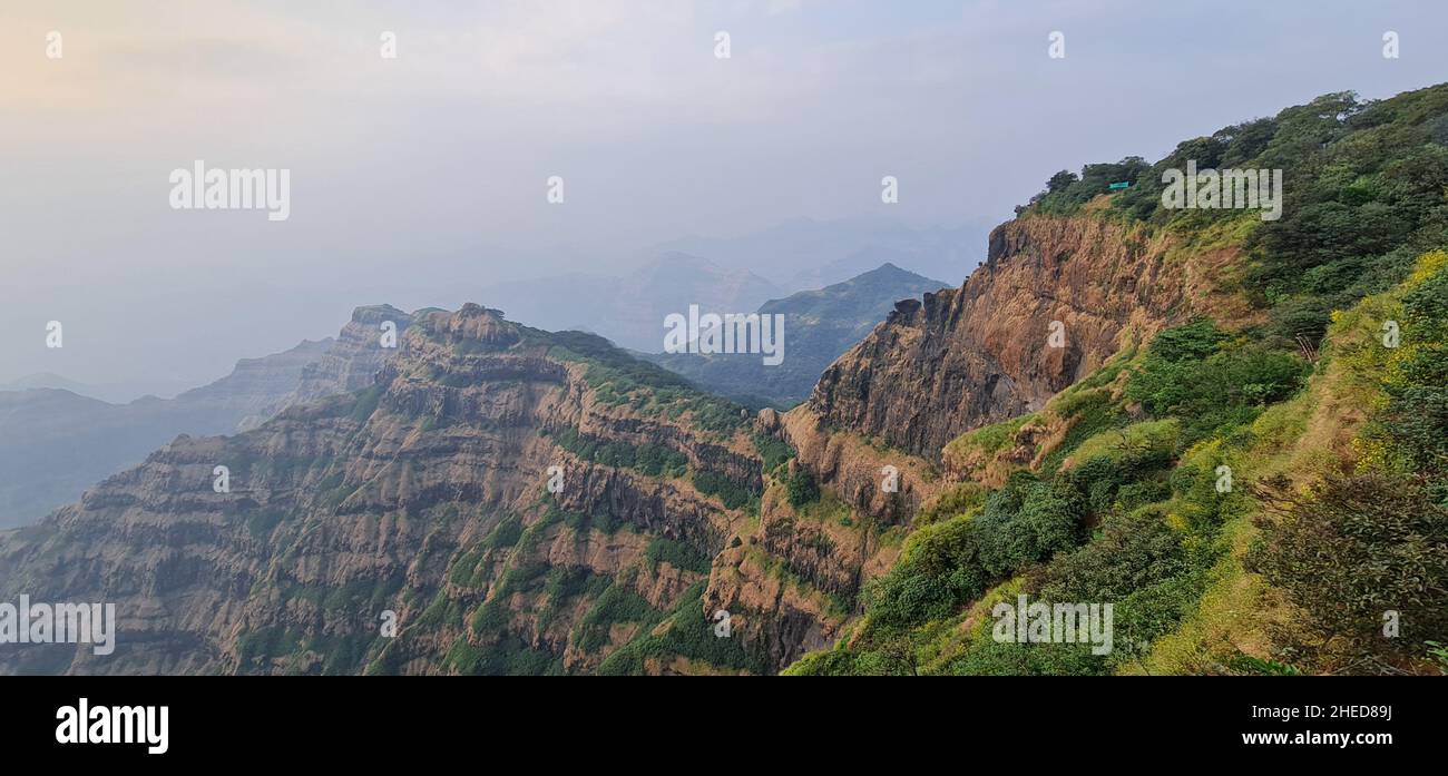 Faszinierende Sicht auf die Mahabaleshwar-Reihe westlicher Ghats, einschließlich Pratapgad, Koleshwar, Raireshwar und Chandragad von arthur Seat, Mahabaleshwar Stockfoto