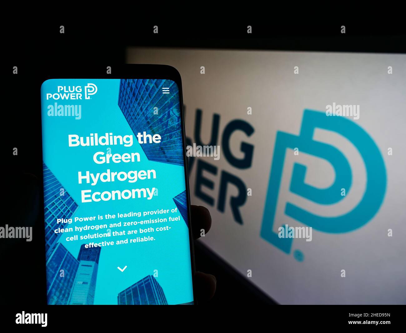 Person mit Smartphone und Website des US-amerikanischen Wasserstoffbrennstoffzellenunternehmens Plug Power Inc. Auf dem Bildschirm mit Logo. Konzentrieren Sie sich auf die Mitte des Telefondisplays. Stockfoto