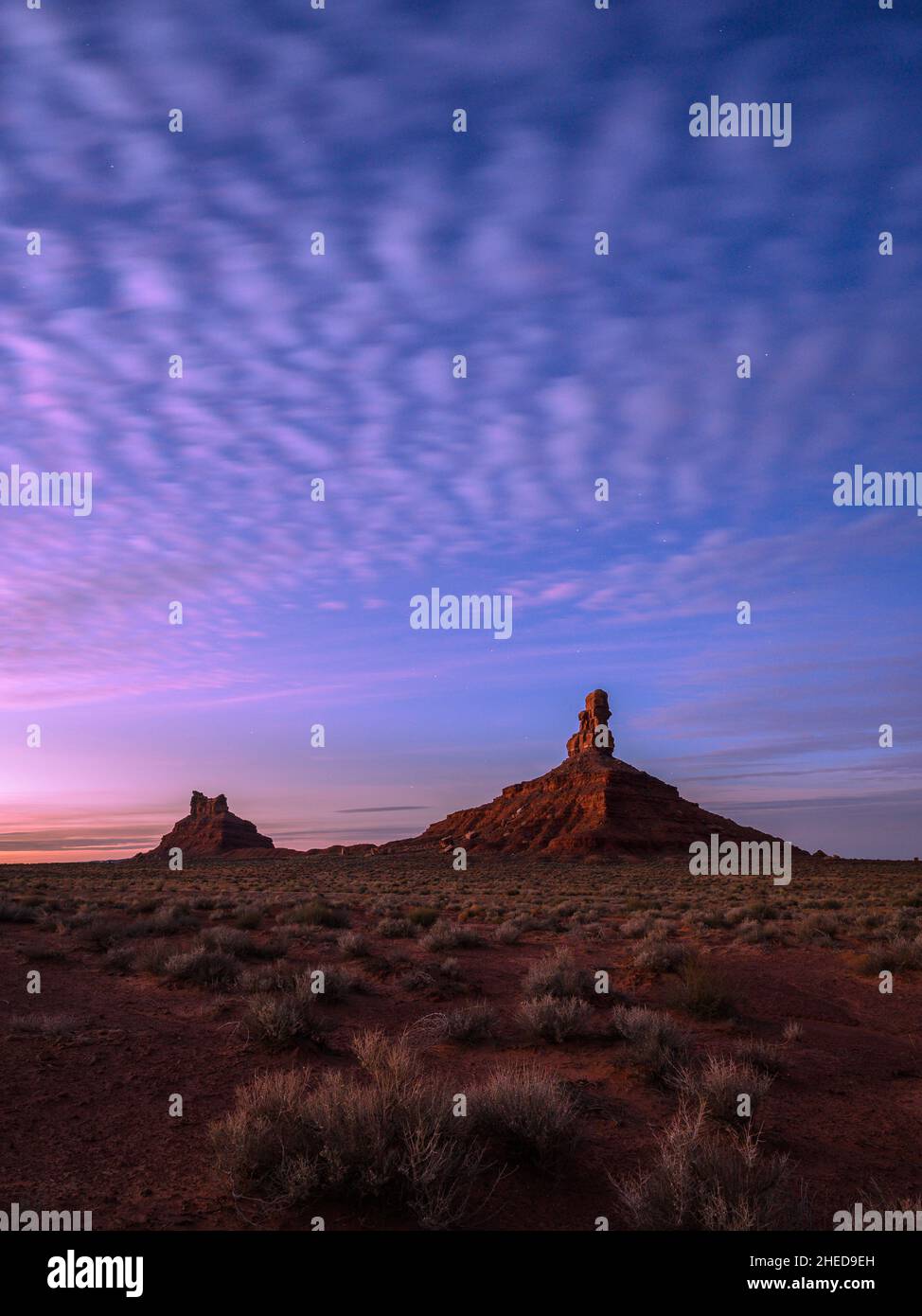 Hahnbutte und Setting Hen Butte im Valley of the Gods, Utah. Stockfoto