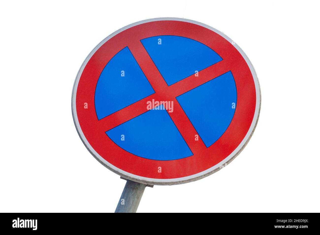 Kein Anhalten und kein Parkschild isoliert auf weißem Hintergrund Stockfoto