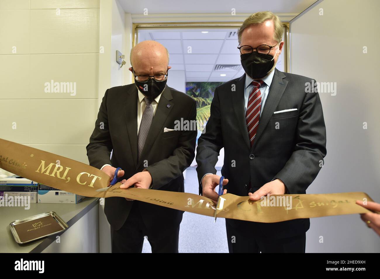 Brünn, Tschechische Republik. 10th Januar 2022. Der tschechische Ministerpräsident Petr Fiala, rechts, und Gesundheitsminister Vlastimil Valek nahmen am 10. Januar 2022 an der Eröffnung der SurGal Klinik in Brünn, Tschechien, Teil. Quelle: Vaclav Salek/CTK Photo/Alamy Live News Stockfoto