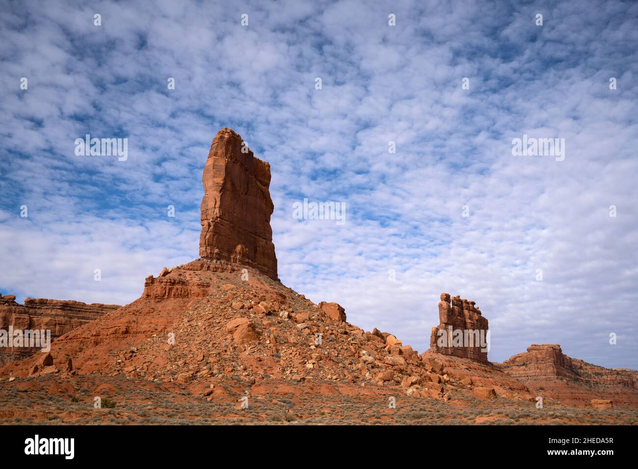 Castle Butte und de Gaulle und seine Truppen Sandsteinformationen im Valley of the Gods, Utah. Stockfoto