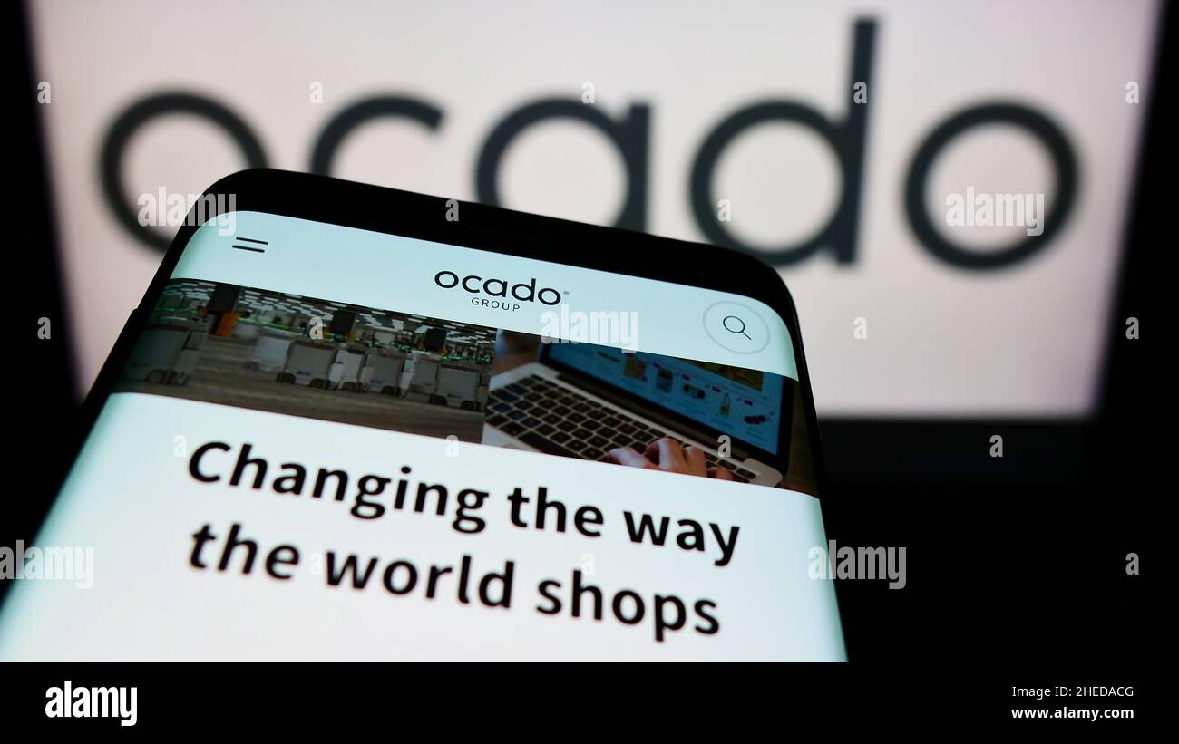 Mobiltelefon mit Website des britischen Einzelhandelsunternehmens Ocado Group plc auf dem Bildschirm vor dem Unternehmenslogo. Konzentrieren Sie sich auf die obere linke Seite des Telefondisplays. Stockfoto