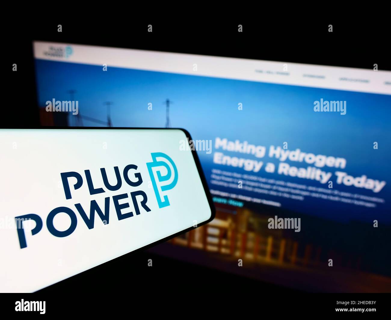 Handy mit Logo des amerikanischen Wasserstoffbrennstoffzellenunternehmens Plug Power Inc. Auf dem Bildschirm vor der Website. Konzentrieren Sie sich auf die Mitte rechts des Telefondisplays. Stockfoto