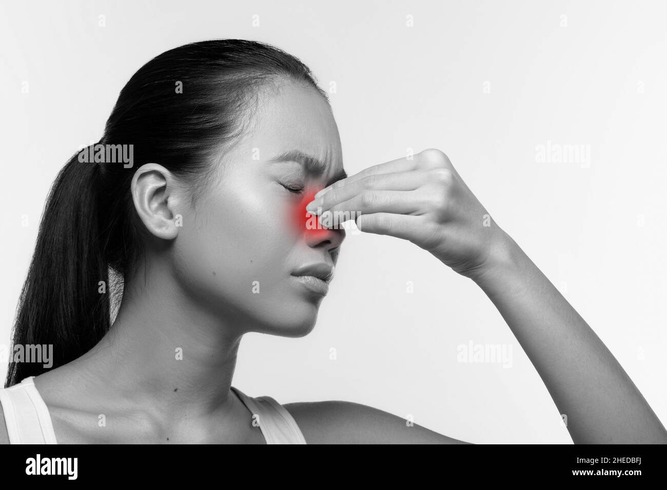 Unglückliche japanische Frau, die rote Wunden Nase reibt Stockfoto