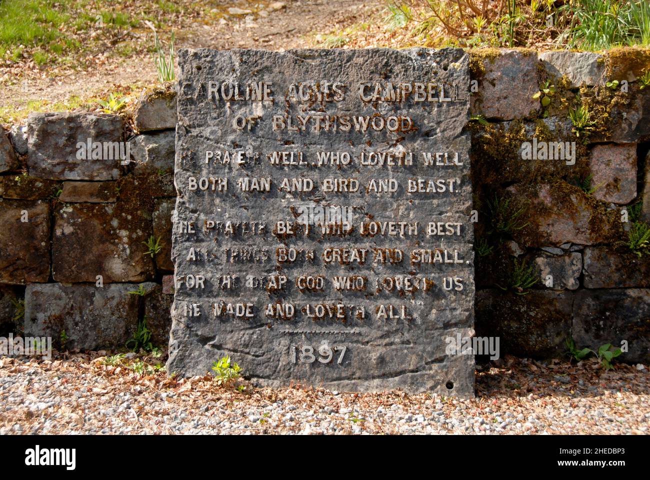 Gedenkstein aus dem Jahr 1897 an Caroline Agnes Campbell in Conan's Kirk, Loch Awe, Schottland, an einer Wand gelehnt Stockfoto