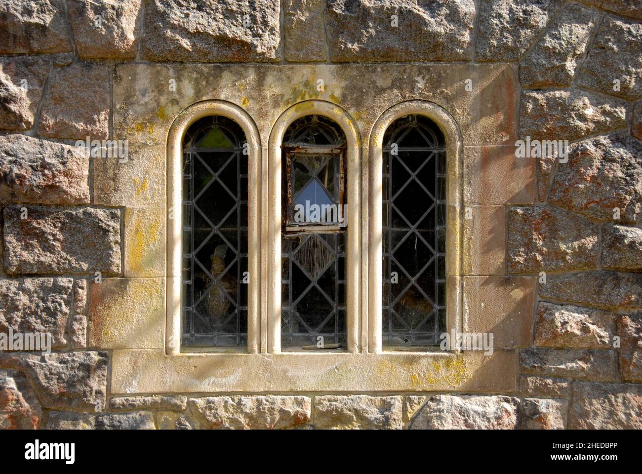 Attraktives Fenster in Conan's Kirk, Loch Awe, Schottland Stockfoto