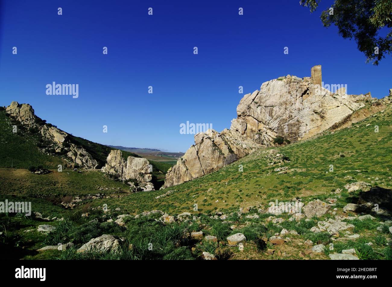 Landform des Gresti-Tals mit felsigen Klippen und historischem Steinturm von Pietratagliata in Sizilien Stockfoto