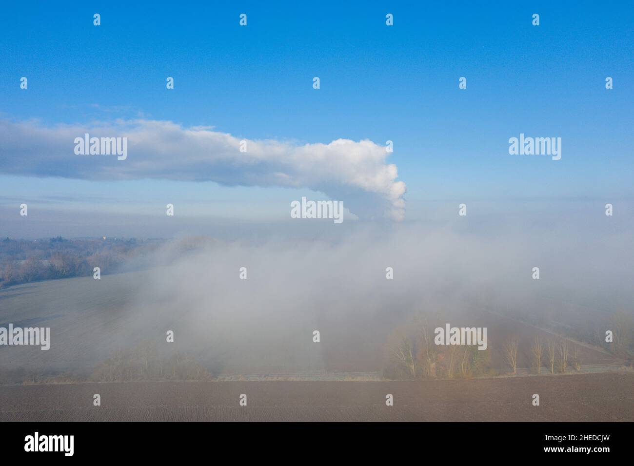 Dieses Landschaftsfoto wurde in Europa, in Frankreich, in der Region Centre, im Loiret, in der Nähe von Orleans, im Winter aufgenommen. Wir sehen Dampf aus einer Atomkraft Stockfoto